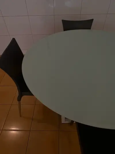 Mesa redonda de vidrio con sillas negras - miniatura 3