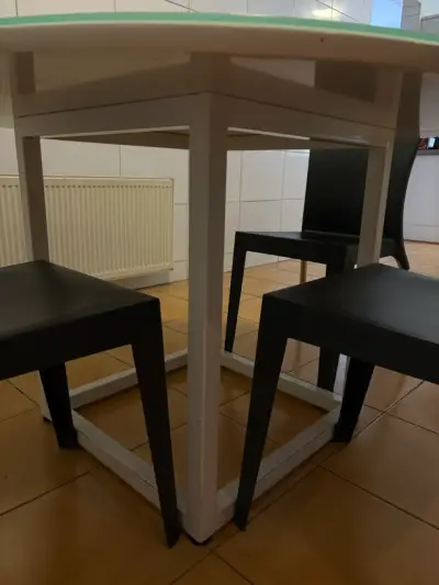 Mesa redonda de vidrio con sillas negras - miniatura 4