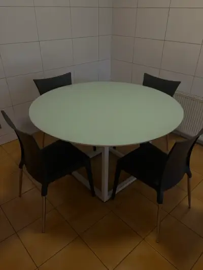 Mesa redonda de vidrio con sillas negras - miniatura 6