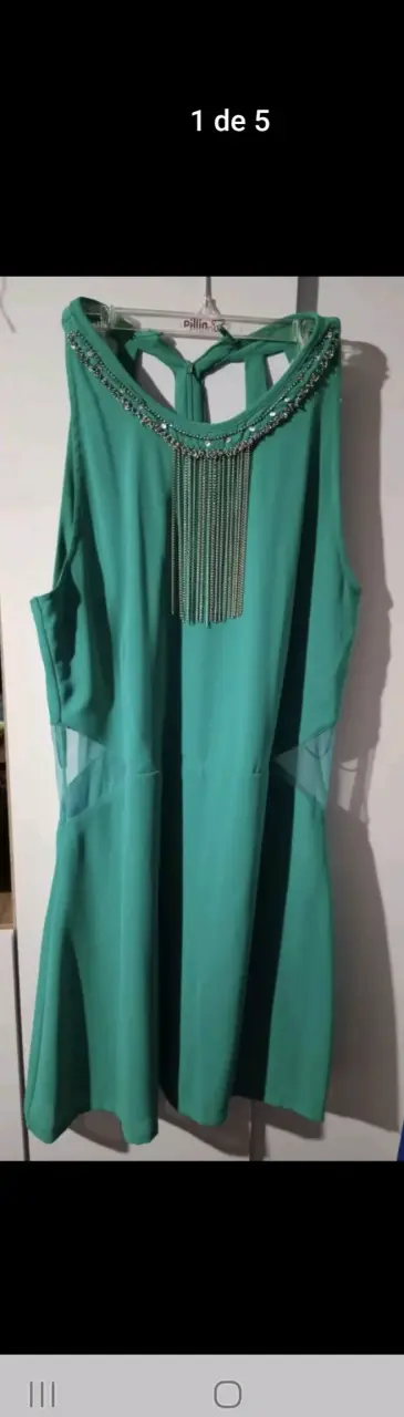 Vestido verde con detalles de pedrería