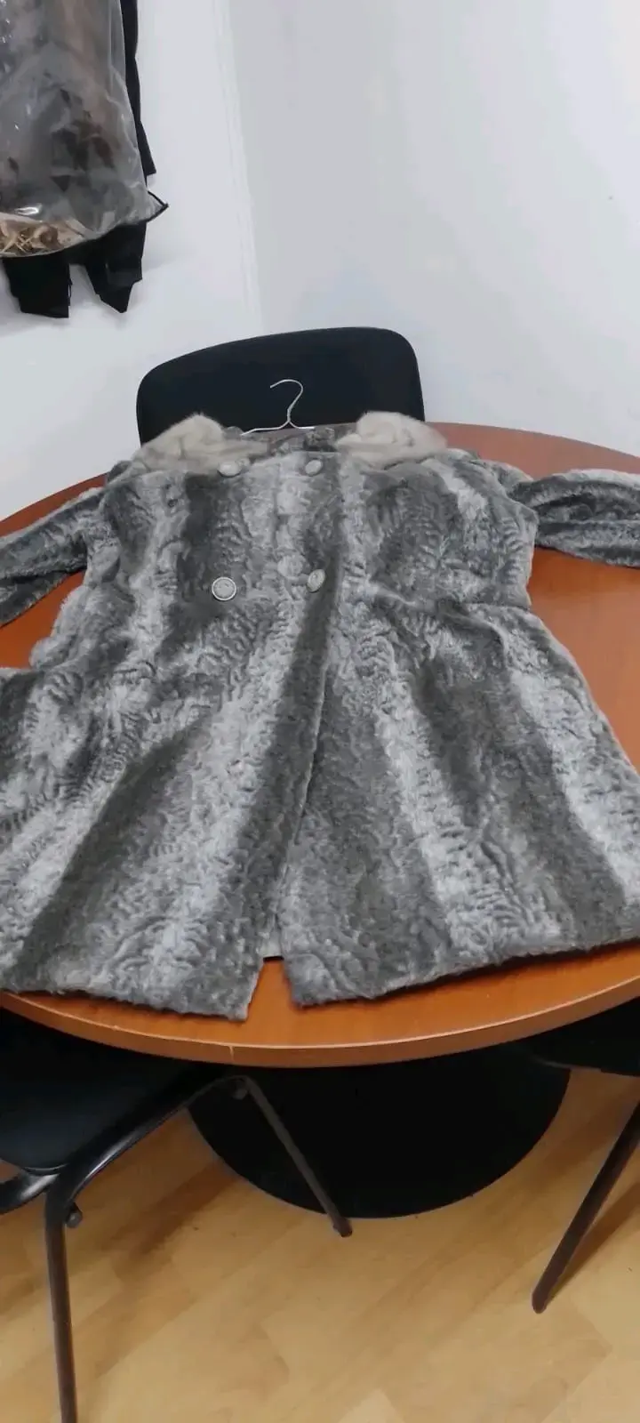 Abrigo de piel s gris elegante - 2