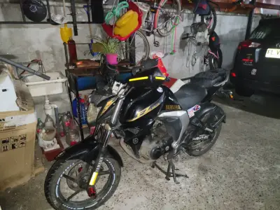 Moto Yamaha FZ en buen estado - miniatura 2