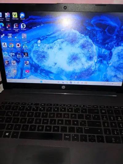 Laptop HP con pantalla de 15 pulgadas - miniatura 1