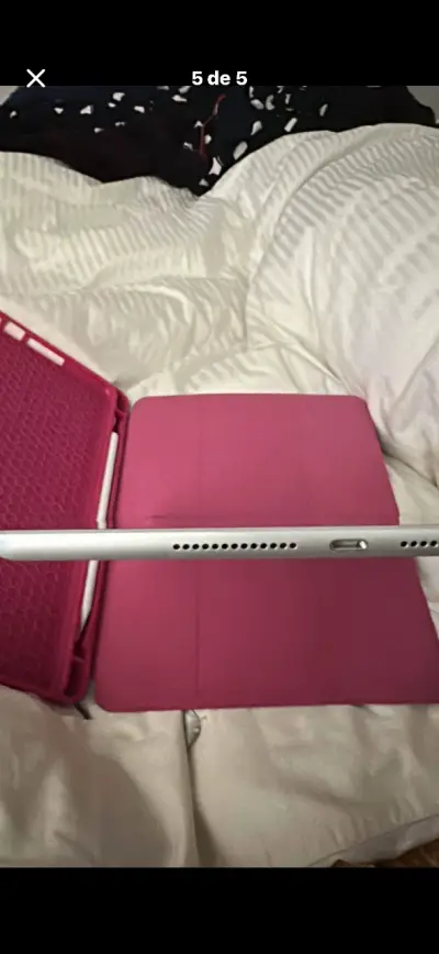 Tablet con funda protectora rosa - miniatura 1