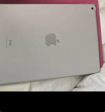 Tablet con funda protectora rosa - miniatura 4
