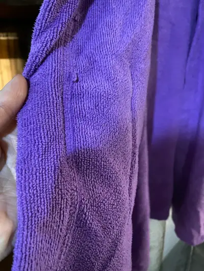 Bata de baño morada con capucha talla M - miniatura 2