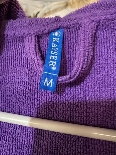 Bata de baño morada con capucha talla M - miniatura 4