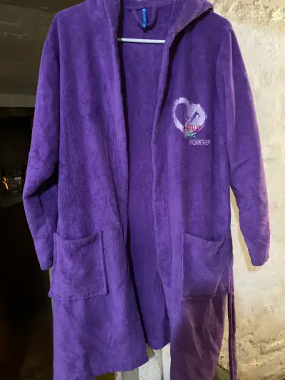 Bata de baño morada con capucha talla M - miniatura 5