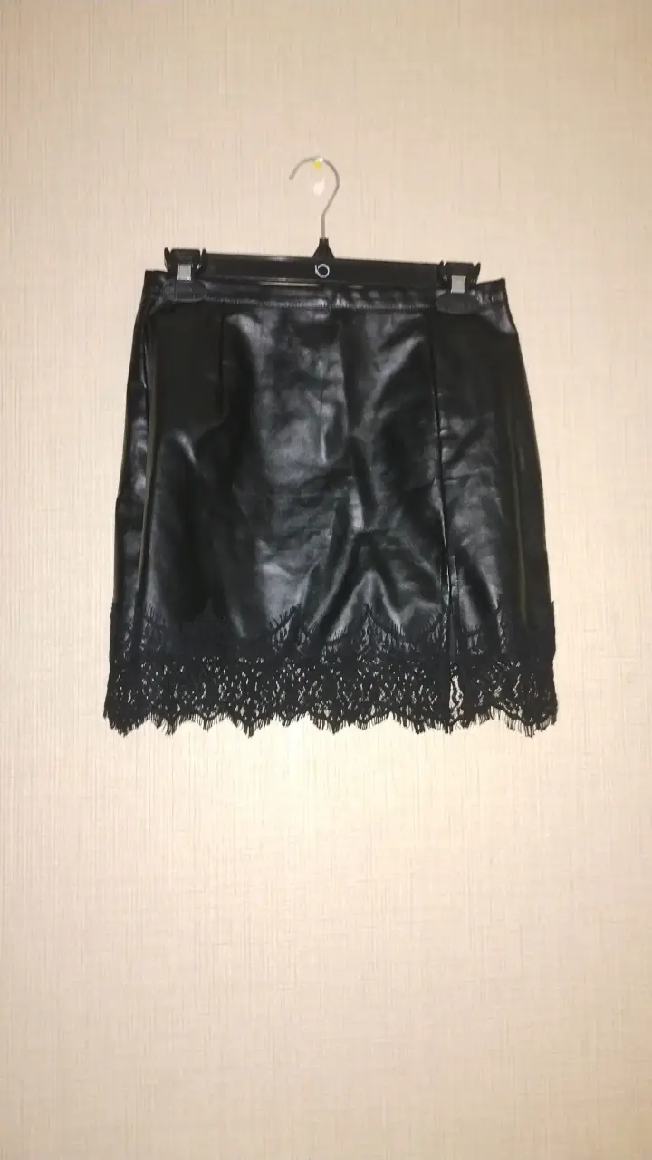 Minifalda de cuero negra con encaje - 2