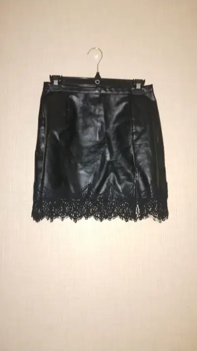 Minifalda de cuero negra con encaje - miniatura 2