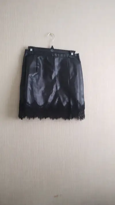 Minifalda de cuero negra con encaje - miniatura 3