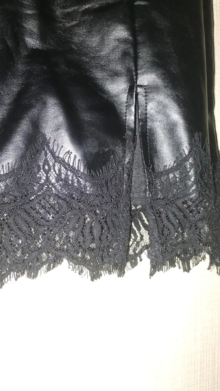Minifalda de cuero negra con encaje - 4