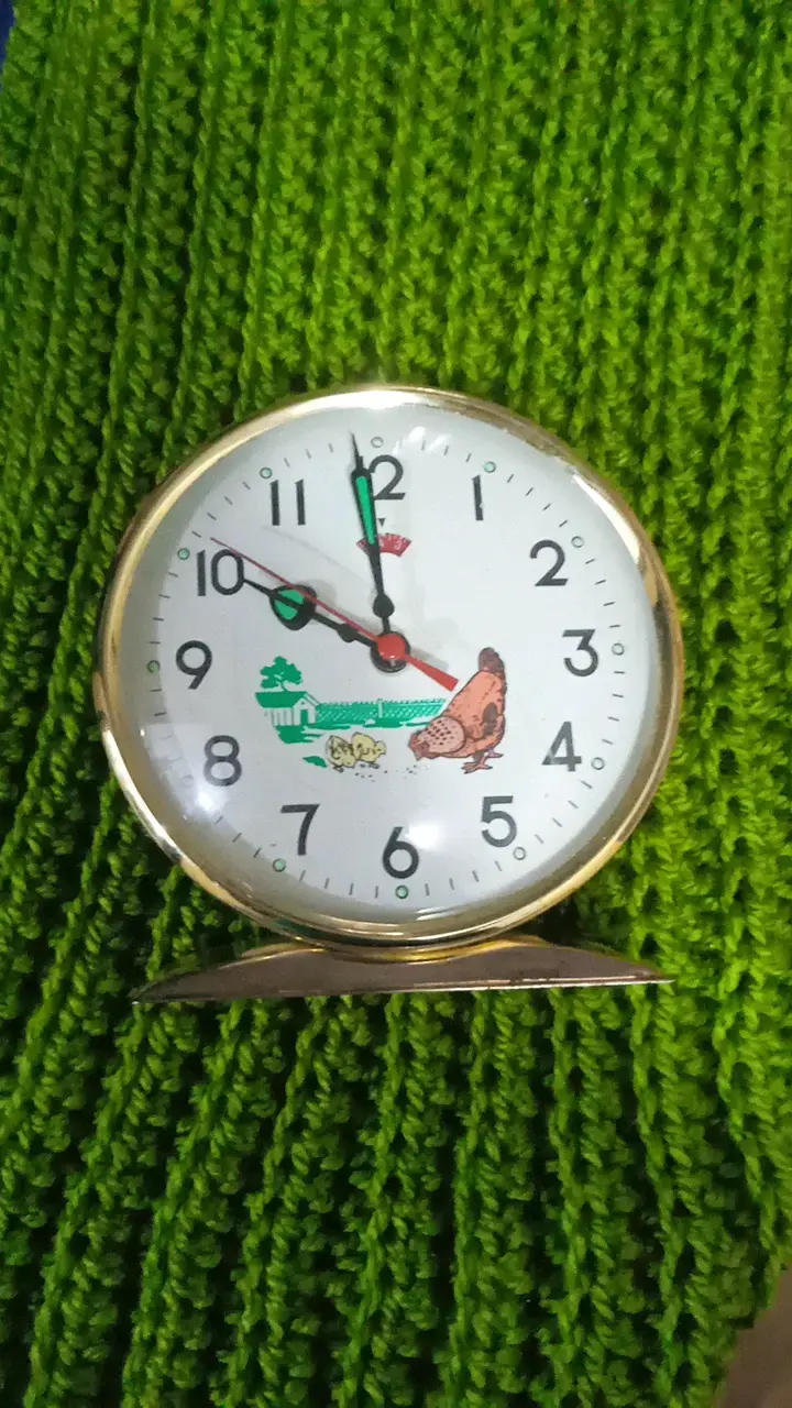 Reloj despertador vintage con diseño de gallina - 1
