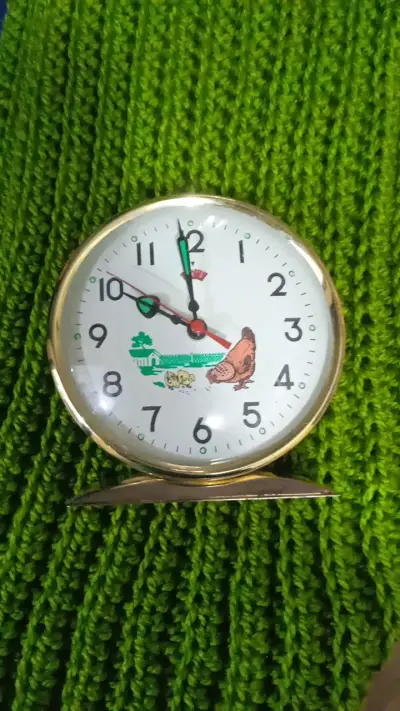 Reloj despertador vintage con diseño de gallina - miniatura 1