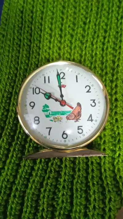 Reloj despertador vintage con diseño de gallina - miniatura 2