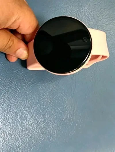 Smartwatch rosa con pantalla táctil - miniatura 1