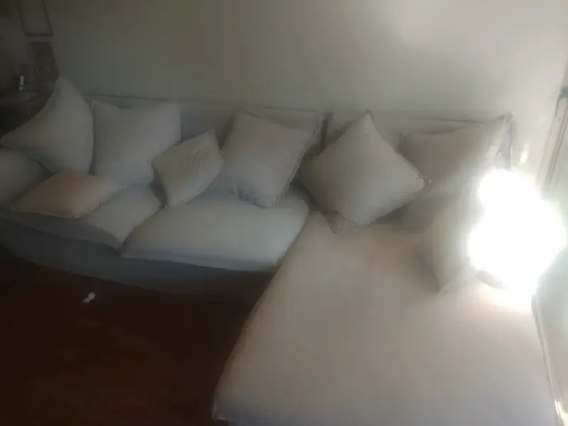 Sofá cama beige con cojines incluidos - 2