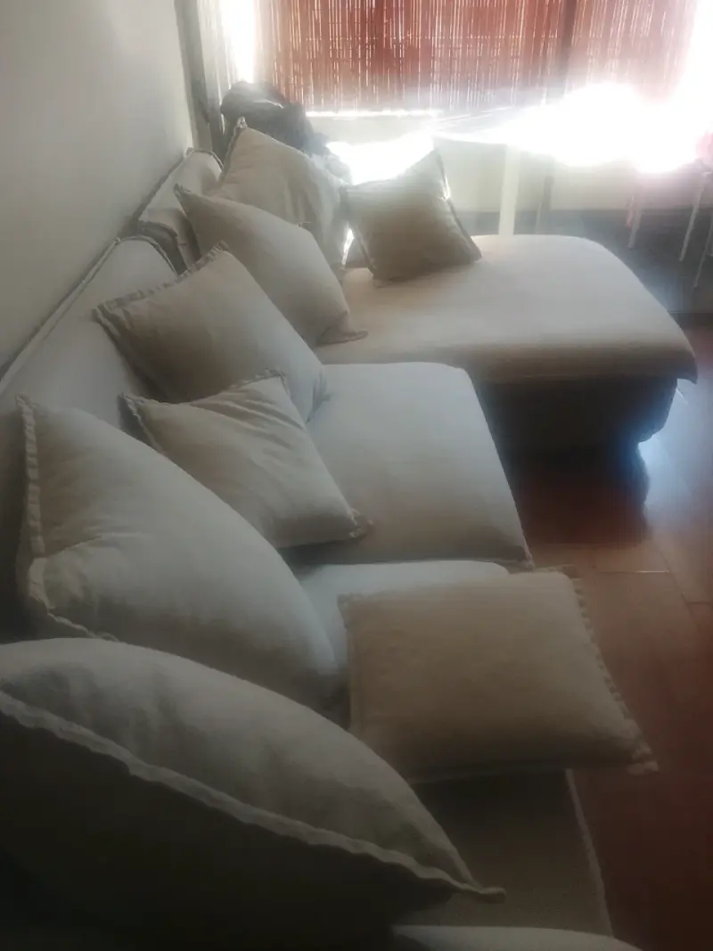 Sofá cama beige con cojines incluidos - 3
