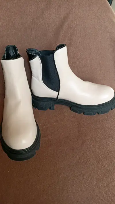 Botines  beige con suela gruesa - miniatura 2