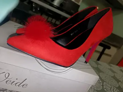 Tacones rojos con pompón de peluche - miniatura 1