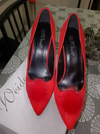 Tacones rojos con pompón de peluche - miniatura 2