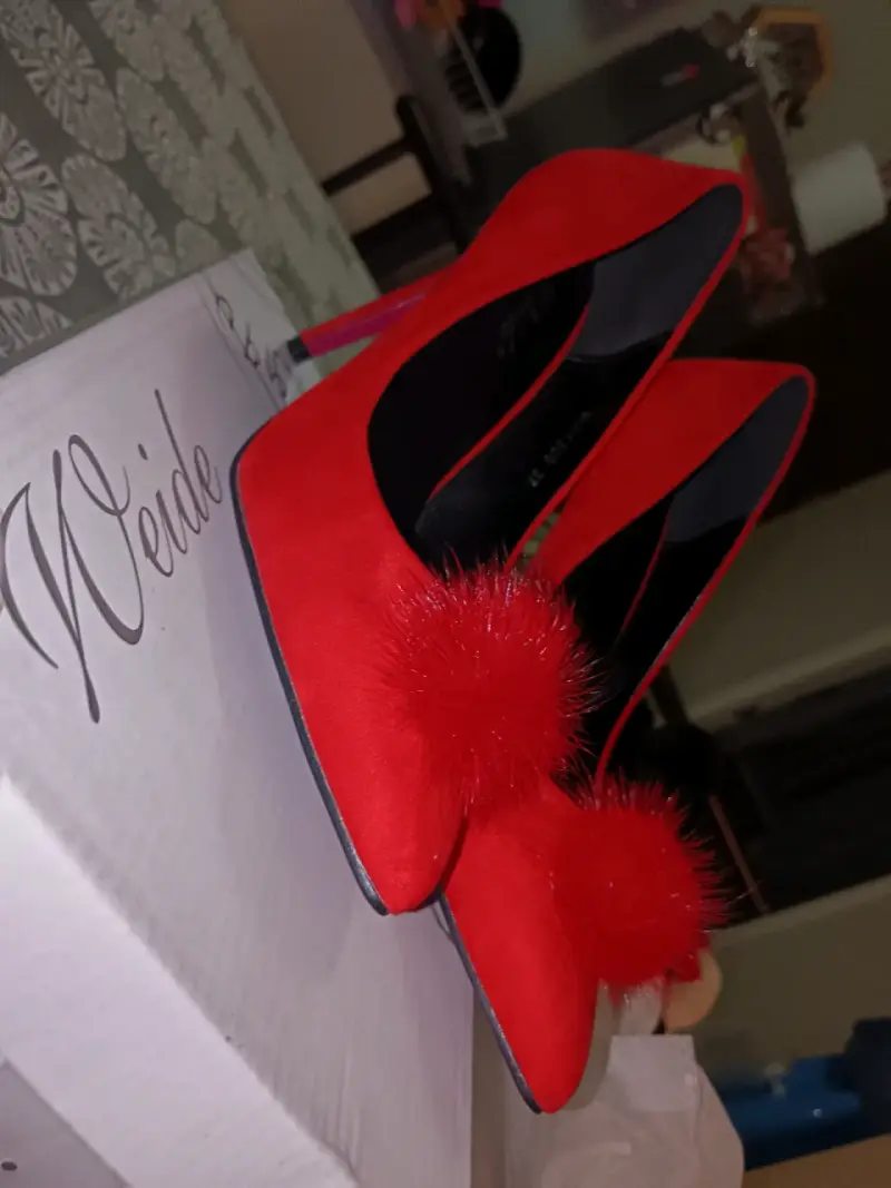 Tacones rojos con pompón de peluche - 3