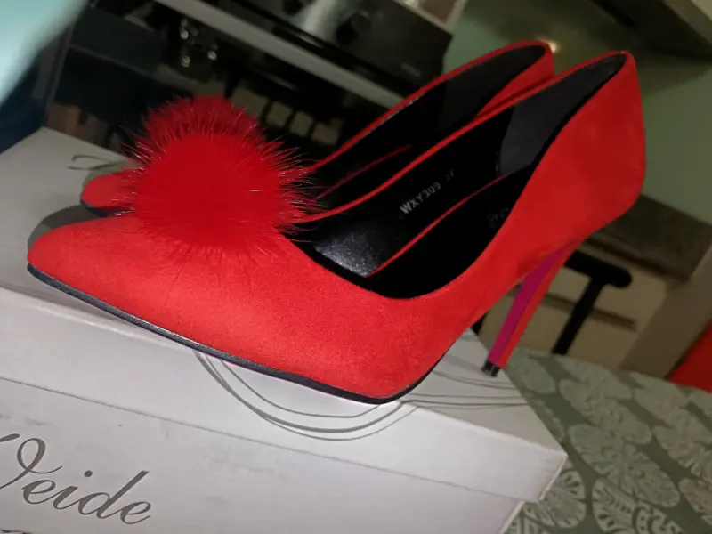 Tacones rojos con pompón de peluche - 4