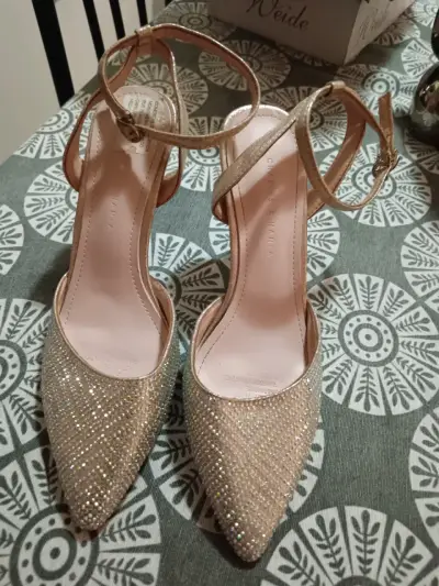 Tacones dorados con brillantes Charles & Keith - miniatura 1