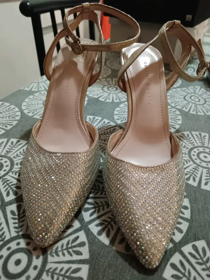 Tacones dorados con brillantes Charles & Keith - 2