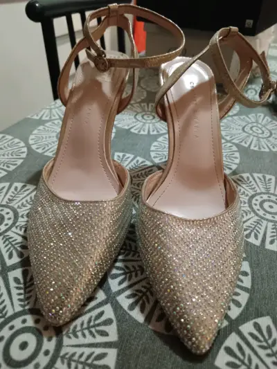 Tacones dorados con brillantes Charles & Keith - miniatura 2
