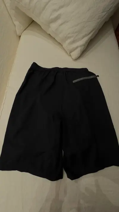 Shorts deportivos negros con bolsillo trasero - miniatura 1