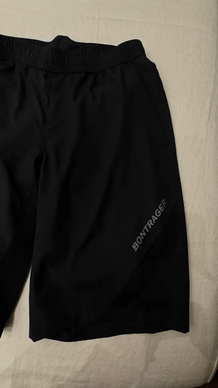 Shorts deportivos negros con bolsillo trasero - 2