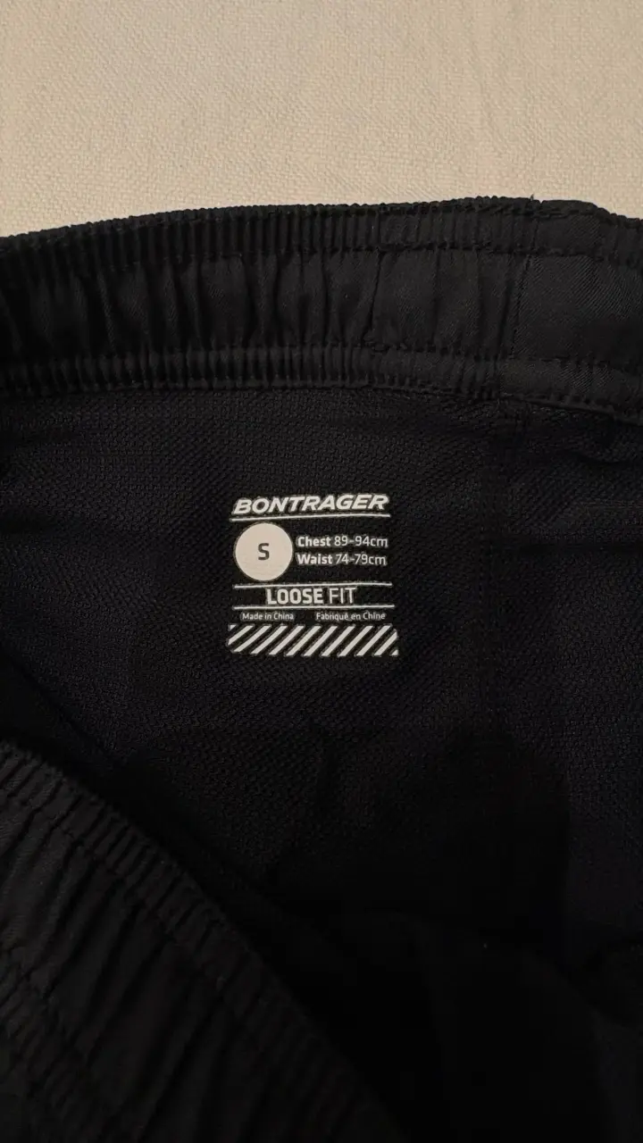 Shorts deportivos negros con bolsillo trasero - 3