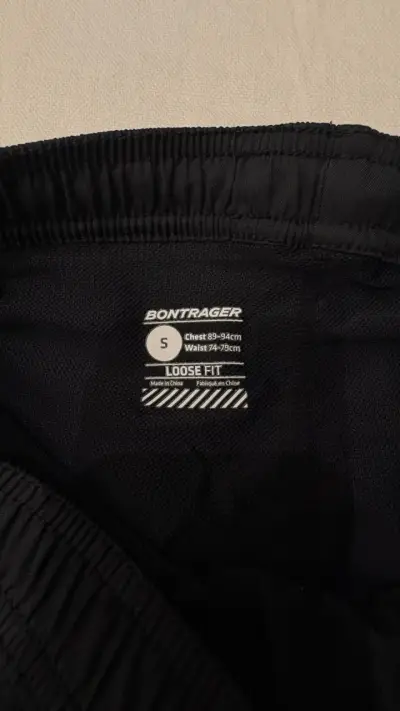 Shorts deportivos negros con bolsillo trasero - miniatura 3