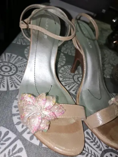 Tacones beige con flor decorativa - miniatura 1