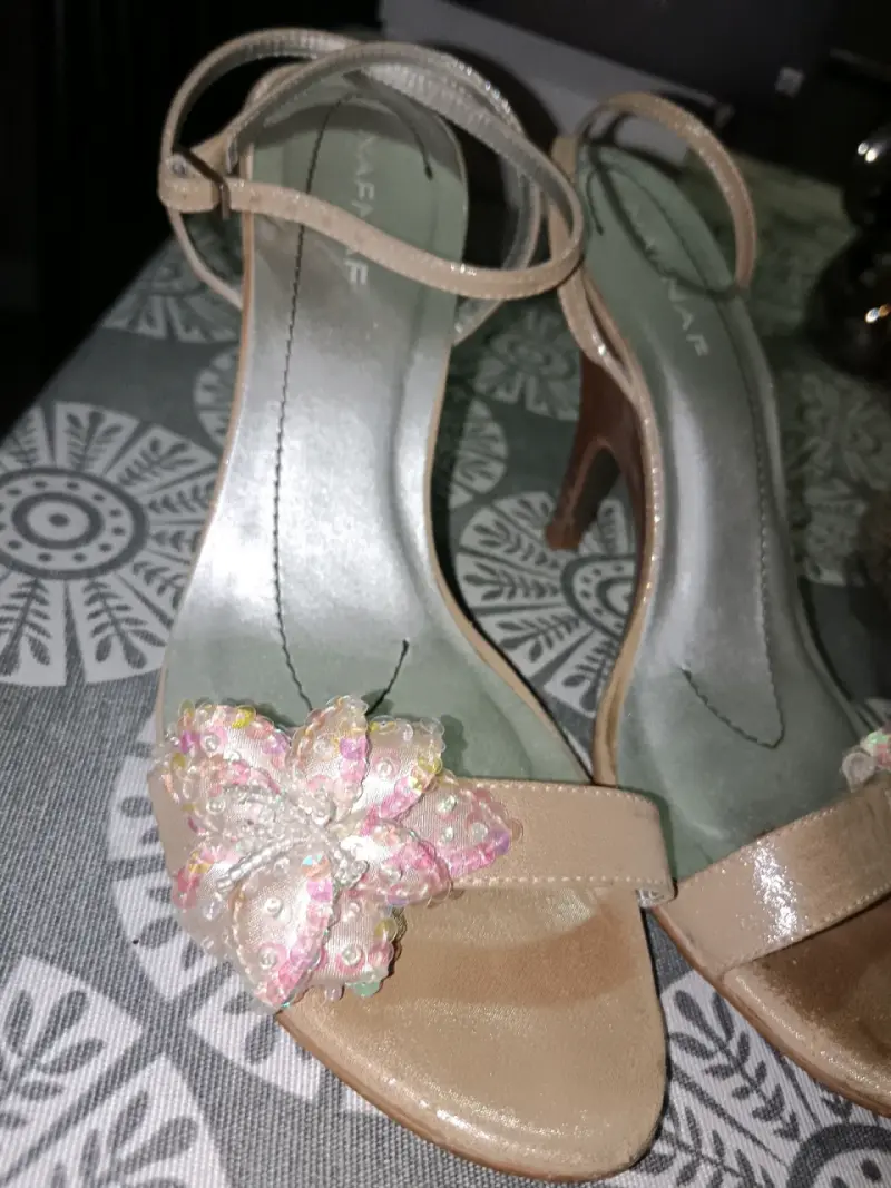 Tacones beige con flor decorativa - 2