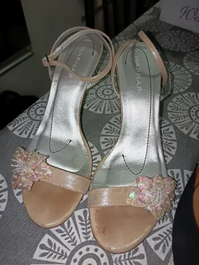 Tacones beige con flor decorativa - miniatura 3