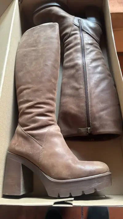 Botas de cuero marrón con tacón alto - miniatura 2