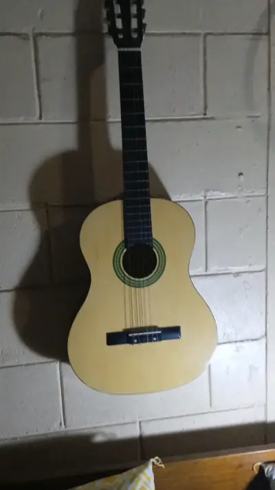 Guitarra clásica de madera en buen estado - miniatura 1