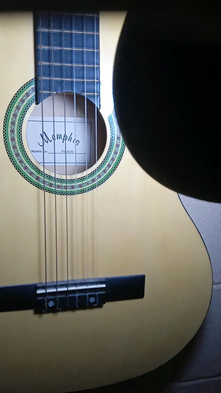 Guitarra clásica de madera en buen estado - 2