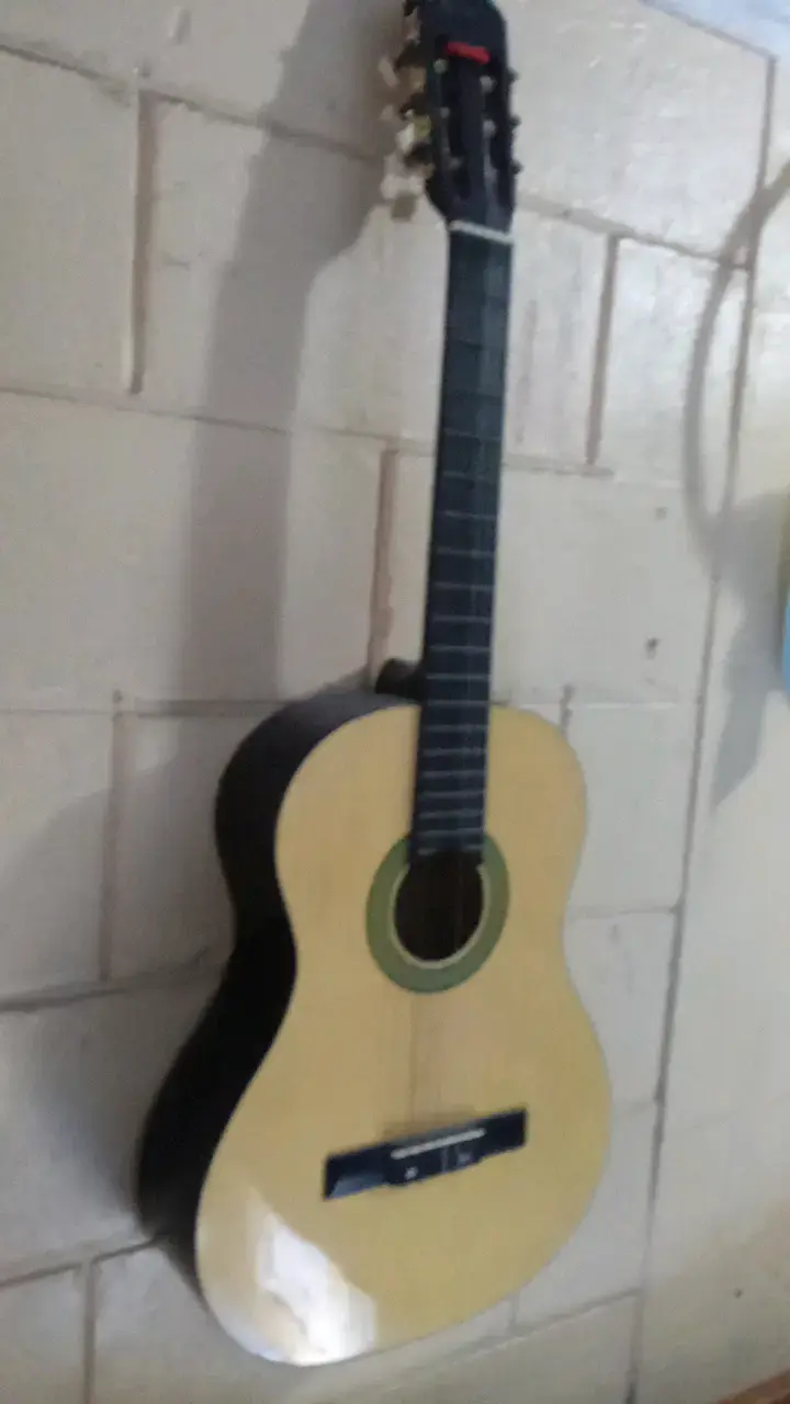 Guitarra clásica de madera en buen estado - 3