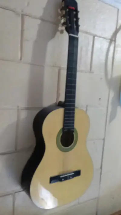 Guitarra clásica de madera en buen estado - miniatura 3