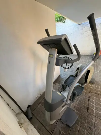 Máquina elíptica Technogym Excite poco usada - miniatura 1
