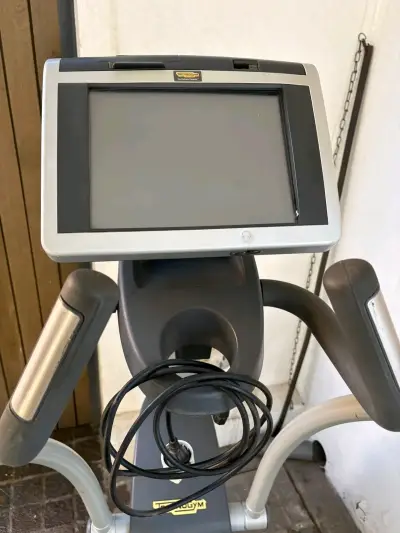 Máquina elíptica Technogym Excite poco usada - miniatura 2