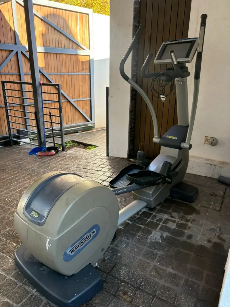 Máquina elíptica Technogym Excite poco usada - 4