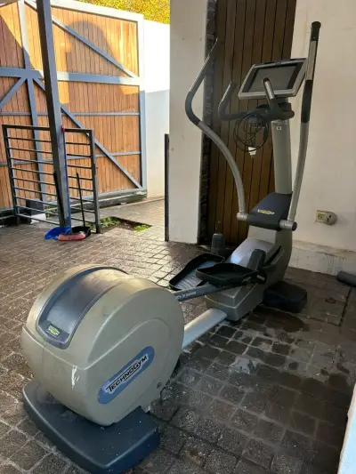 Máquina elíptica Technogym Excite poco usada - miniatura 4