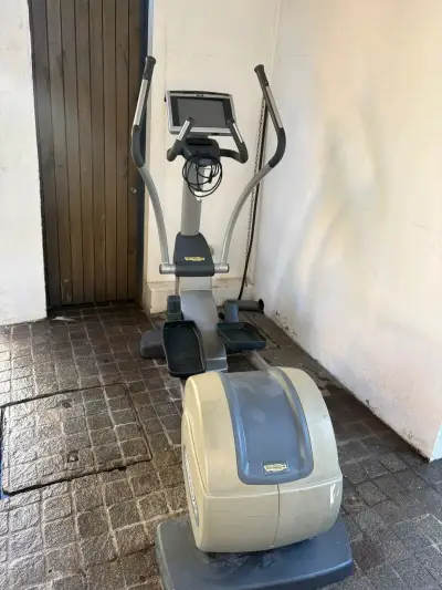 Máquina elíptica Technogym Excite poco usada - miniatura 5
