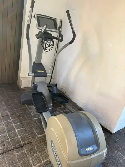 Máquina elíptica Technogym Excite poco usada - miniatura 6