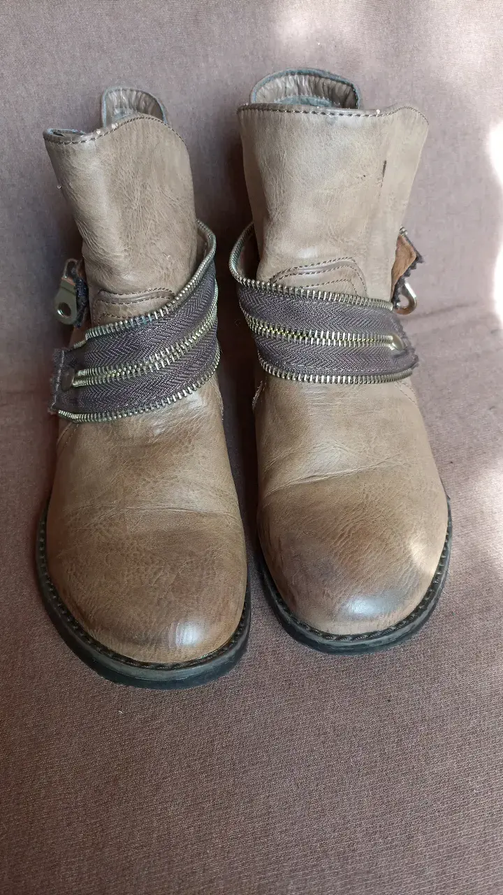 Botines  marrón con cierre decorativo talla 35
