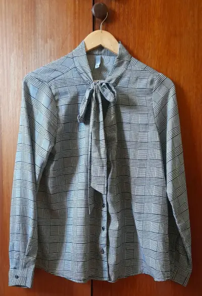 Blusa de cuadros con lazo en cuello - miniatura 1